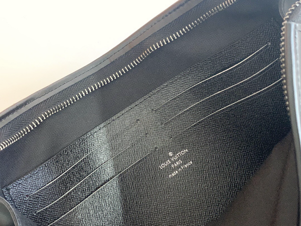 1002 Pochette Voyage LV Bag