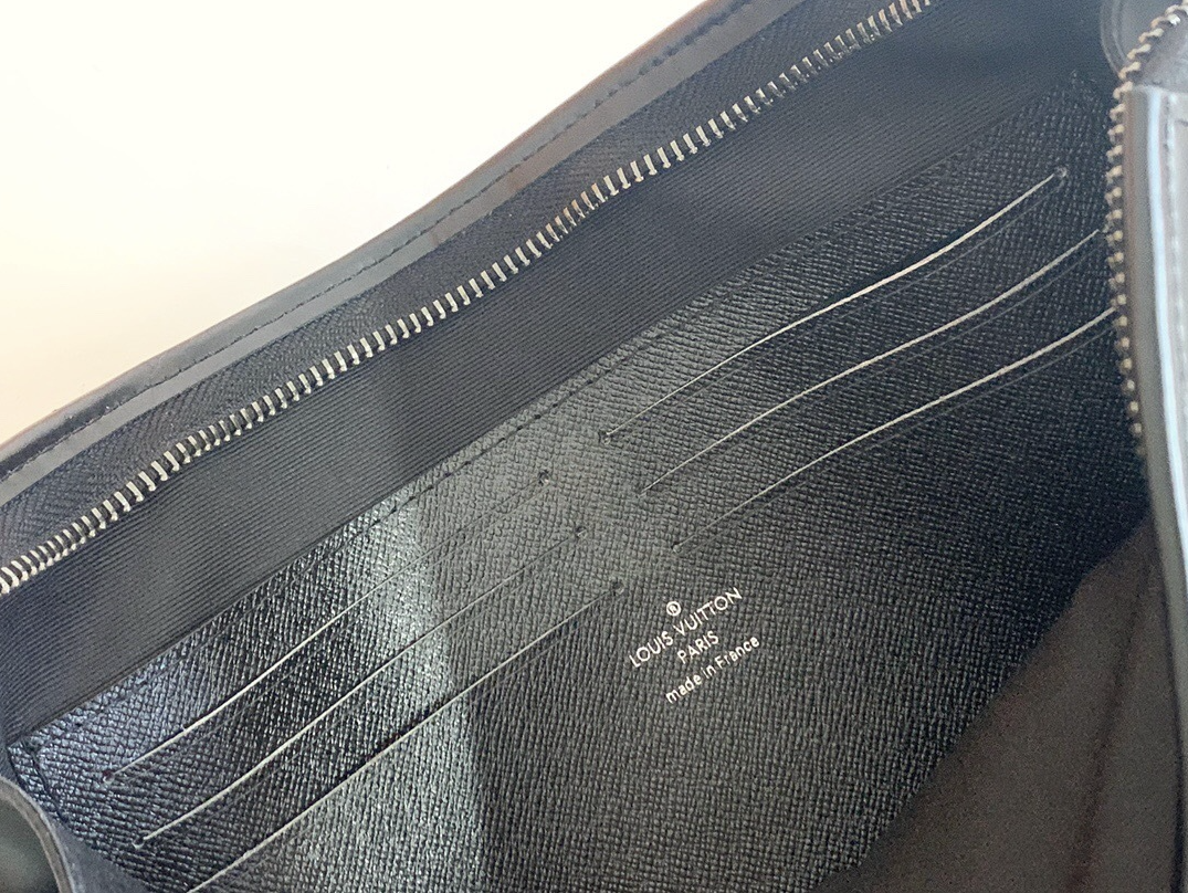 1002 Pochette Voyage LV Bag
