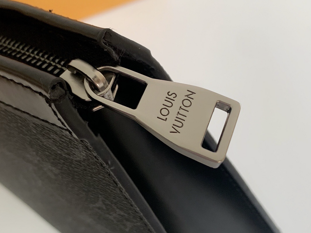 1002 Pochette Voyage LV Bag